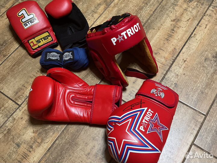 Набор Шлем боксерский и боксерские перчатки