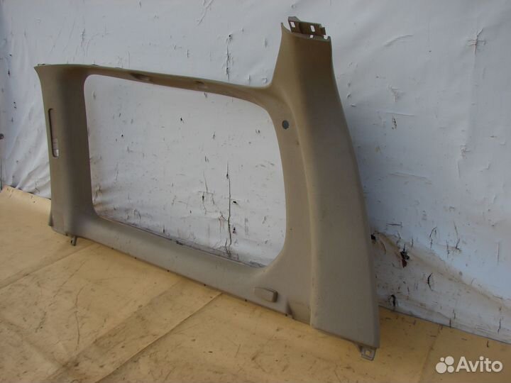 Накладка верхняя багажника правая Toyota land crui