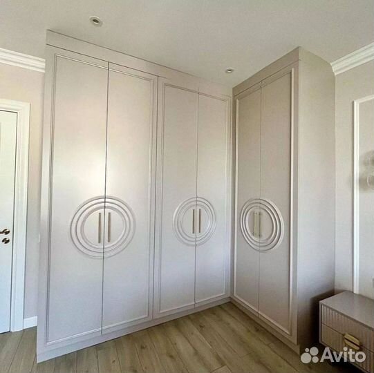 Шкаф угловой с фрезерованными фасадами