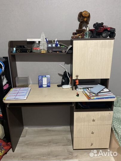 Письменный стол школьный
