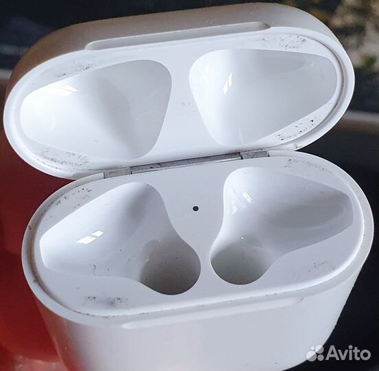 Apple AirPods 2 charging case