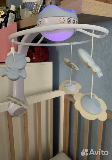 Мобиль на детскую кроватку Infantino с проектором