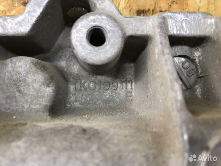 Кронштейн кпп левый Skoda Octavia A5 лифтбек 1