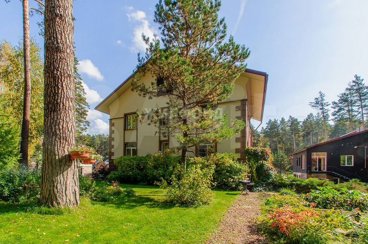 Коттедж 460 м² на участке 15 сот.