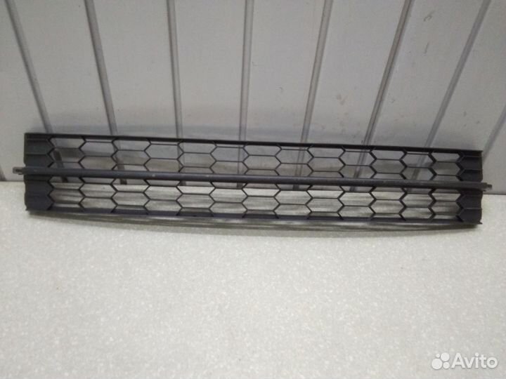 Решетка в бампер центральная Skoda Rapid 2013-2020