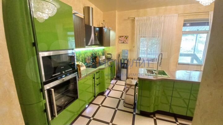 Таунхаус 180 м² на участке 8 сот.