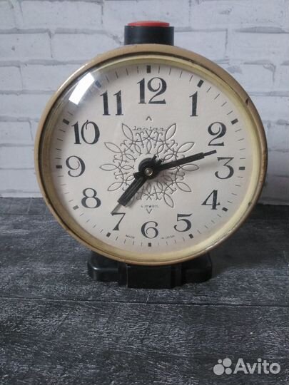 Часы будильник Янтарь СССР