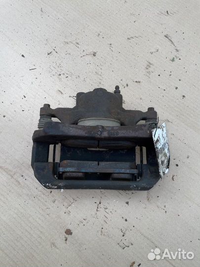 Суппорт передний правый Opel Astra J A16XER 2011