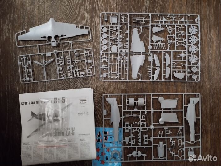 Сборная модель самолета Ла-5 (1:48) и подставка