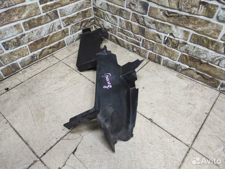 Дефлектор радиатора правый Jeep Grand Cherokee WK2