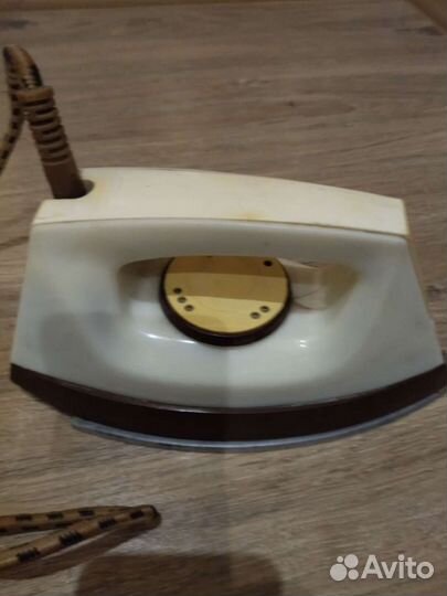 Старый утюг чугунный