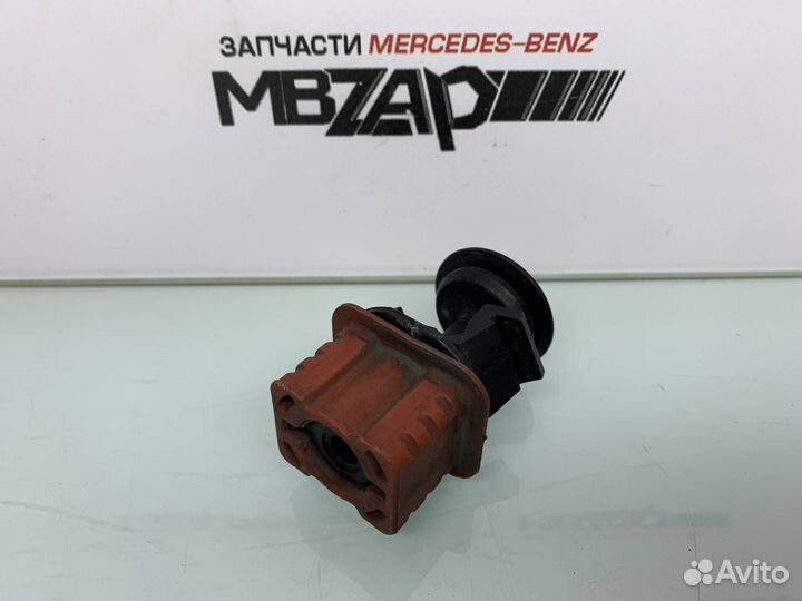 Крепление радиатора Mercedes W212