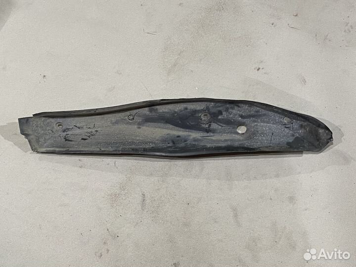 Пыльник левого крыла Mercedes C W204