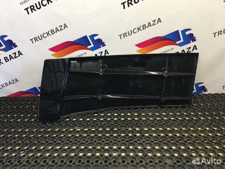 81629100140 Спойлер кабины верхний правый