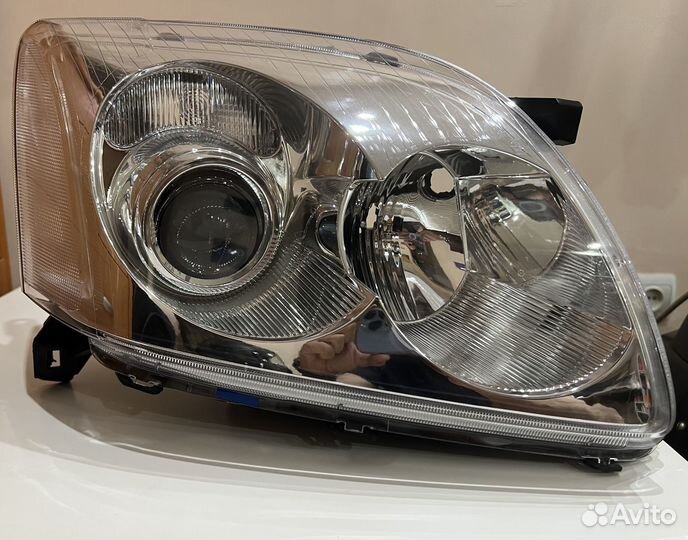 Фара правая Toyota Avensis 2 новая