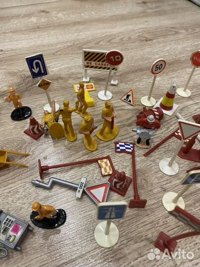 Набор игрушечных дорожных знаков, фонари, люди