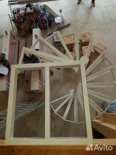 Винтовая лестница с ограждением и перилами