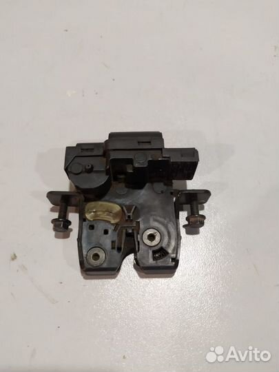 Замок крышки багажника Nissan Qashqai 2008