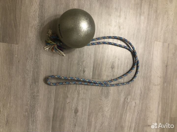 Гимнастический мяч и скакалка