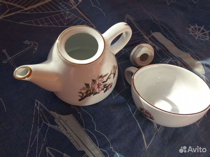 Заварочный чайник и чашка