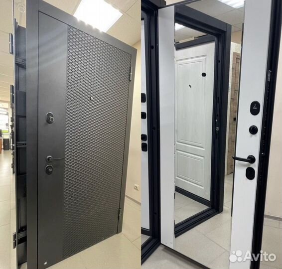 Дверь входная с зеркалом новая