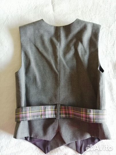 Жилет для девочки новый 140рр