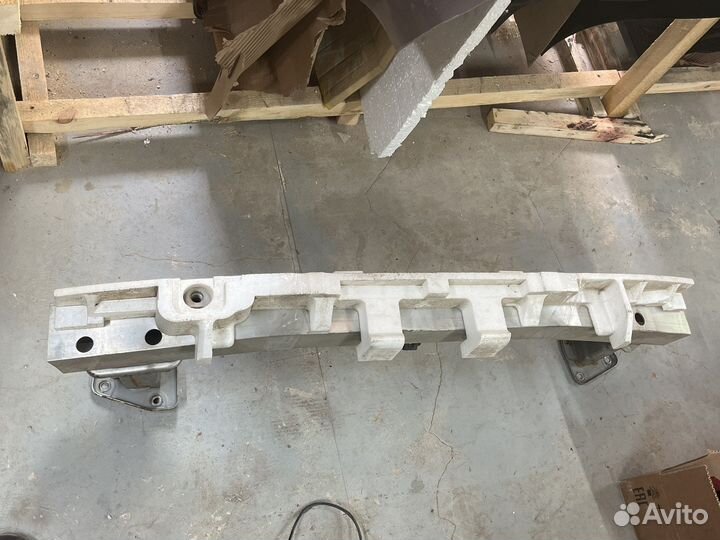 Усилитель бампера передний Nissan Tiida C11