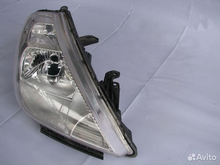 Nissan Tiida C11 Фара передняя правая ксенон