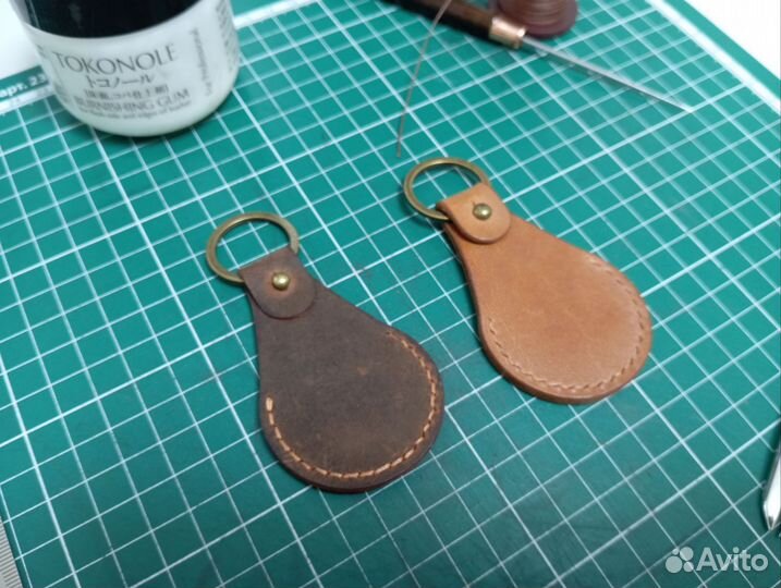 Кожаный брелок-чехол по магнитку