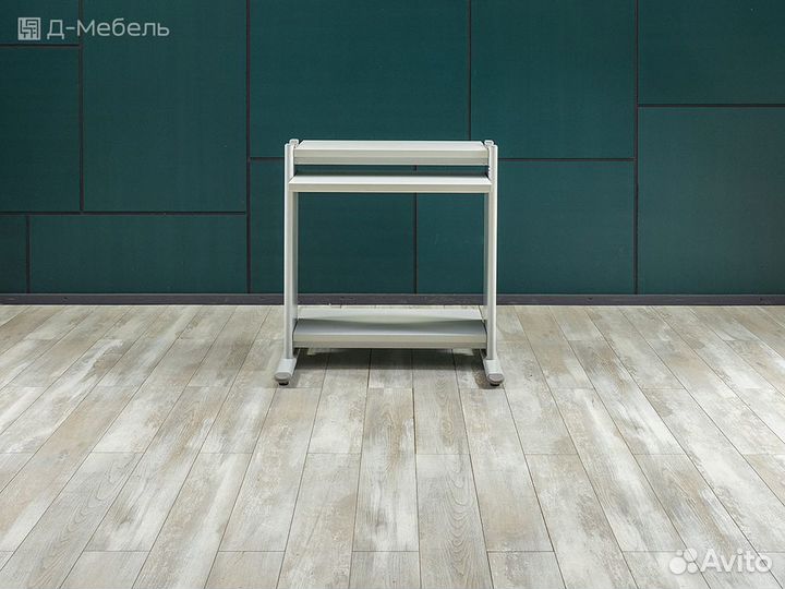 Низкий офисный стол