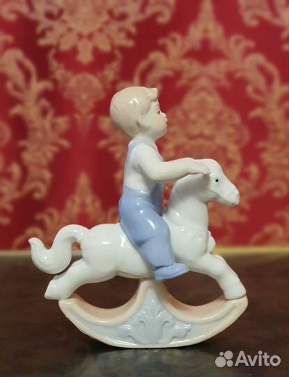 Статуэтка фарфоровая дети