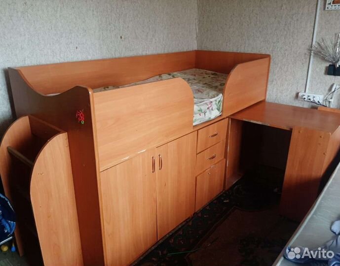 Детская кровать чердак со столом и шкафом