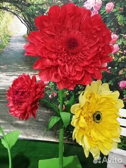 Ростовые цветы из гофро бумаги и оформлен.фотозон