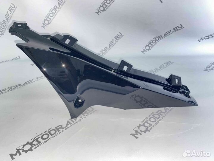 Облицовка бензобака боковая верхняя (левая) треуго