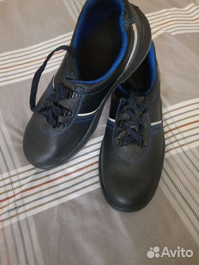 Новая рабочая ботинка