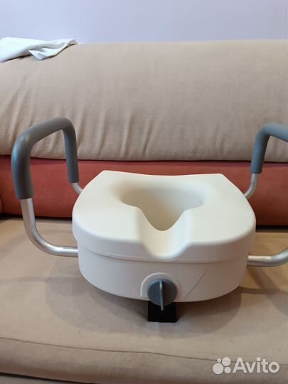 Насадка на унитаз с поручнями