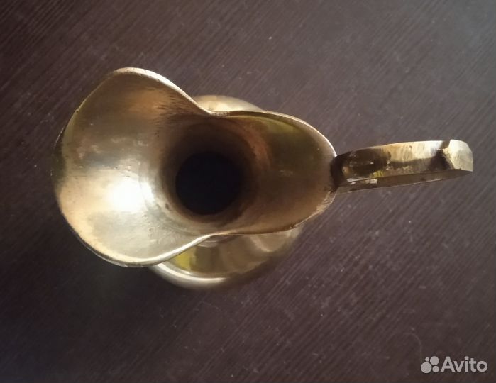 Небольшой кувшин из латуни