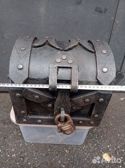 Сундук старинный железный