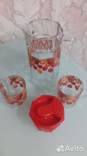 Кувшин с бокалами