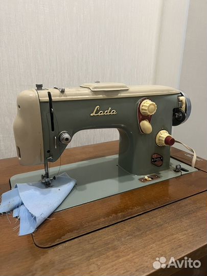 Швейная машина LADA