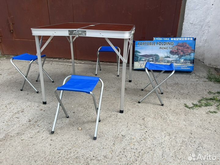 Стол и стулья для отдыха