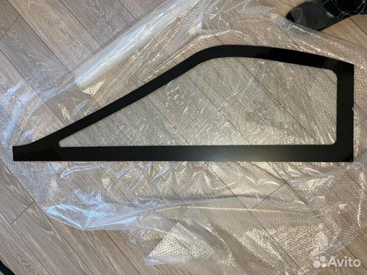 Стекло лобовое верхнее с вырезом Kobelco