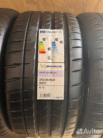 Michelin Pilot Sport 4 S 225/35 R20 и 255/30 R20 90Y