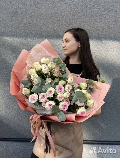 Букет из 11 Пионовидных кустовых Роз Gelato с Эвка