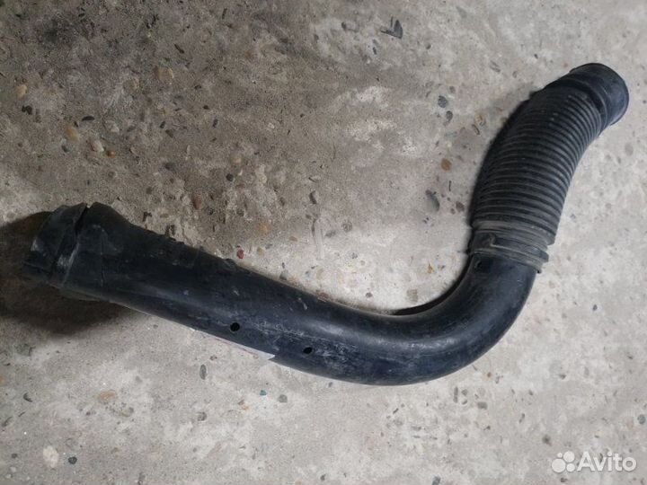 Патрубок воздушного фильтра Renault Sandero 2011