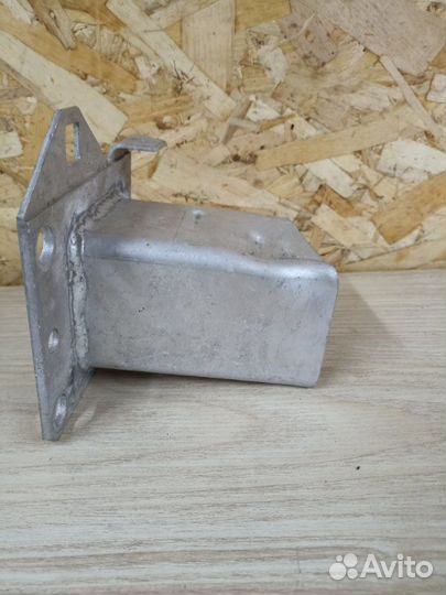 Кронштейн усилителя бампера передний левый Peugeot