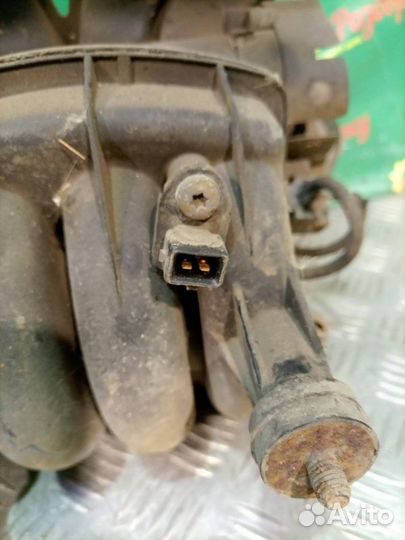 Впускной коллектор Volkswagen Passat B5 седан 1.6