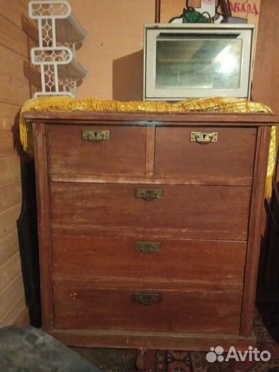 Старинный деревянный комод