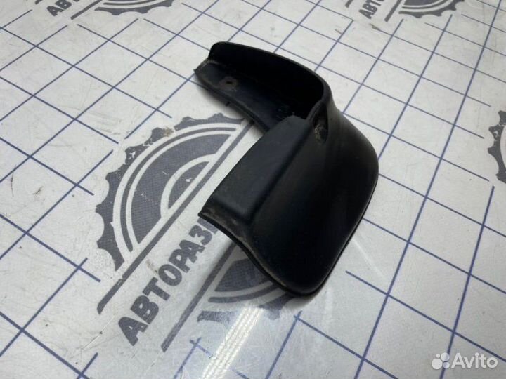 Брызговик задний правый Toyota Corolla E120 3zzfe