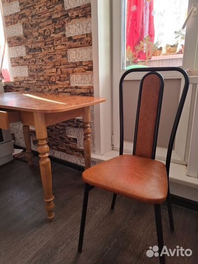 Кухонный стол и стулья